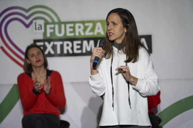 La secretaria general de Podemos, Ione Belarra, en un acto de campaña, en el Palacio de Congresos, junto a la eurodiputada de la formación morada, Irene Montero.