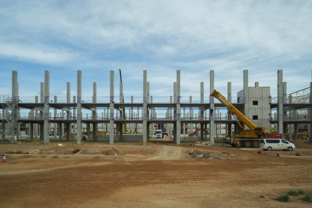 Acceso a la obra, durante una visita a la gigafactoría PowerCo, a 24 de noviembre de 2025, en Sagunto