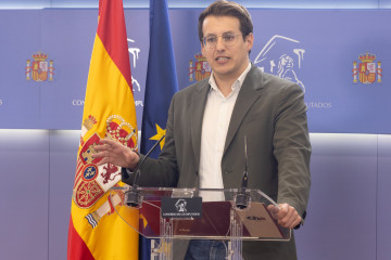 El diputado de Sumar Jorge Pueyo durante una rueda de prensa, en el Congreso de los Diputados, a 9 de diciembre de 2025, en Madrid (España).