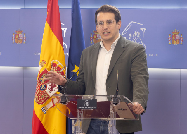 El diputado de Sumar Jorge Pueyo durante una rueda de prensa, en el Congreso de los Diputados, a 9 de diciembre de 2025, en Madrid (España).