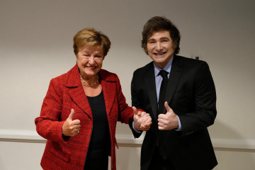 Archivo - La directora gerente del FMI, Kristalina Georgieva, y el presidente de Argentina, Javier Milei.