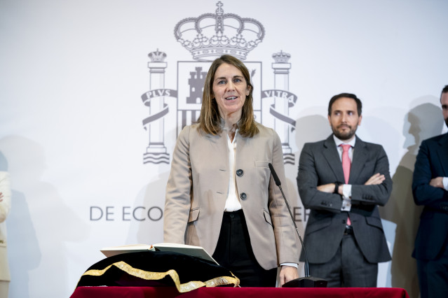 Archivo - Paula Conthe (c) toma su cargo como secretaria general del Tesoro y Financiación Internacional.