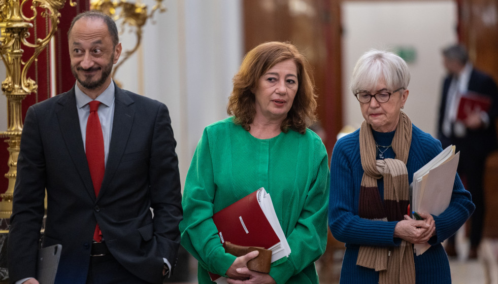 El vicepresidente de la Mesa del Congreso, Alfonso Rodríguez de Celis, la presidenta de la mesa del Congreso, Francina Armengol y la secretaria segunda Isaura Leal Fernández. Archivo.