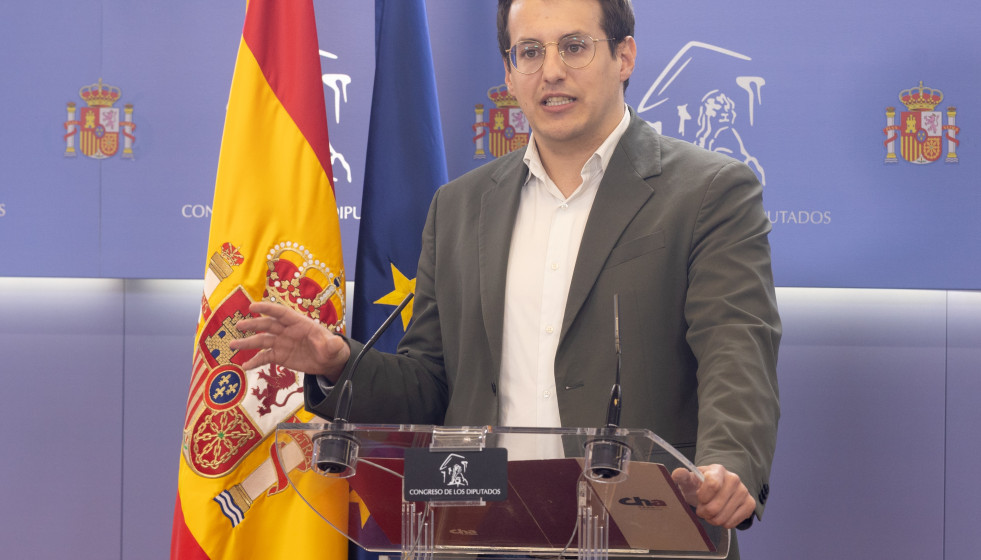 El diputado de Sumar Jorge Pueyo durante una rueda de prensa, en el Congreso de los Diputados, a 9 de diciembre de 2025, en Madrid (España).