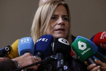La delegada del Gobierno y secretaria de Igualdad del PSOE, Pilar Bernabé, atiende a los medios