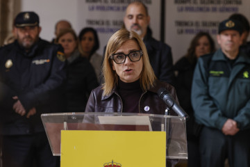 La delegada del Gobierno en la Comunitat Valenciana, Pilar Bernabé, preside el minuto de silencio en condena del asesinato por violencia de género en Catarroja