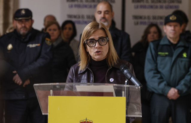 La delegada del Gobierno en la Comunitat Valenciana, Pilar Bernabé, preside el minuto de silencio en condena del asesinato por violencia de género en Catarroja