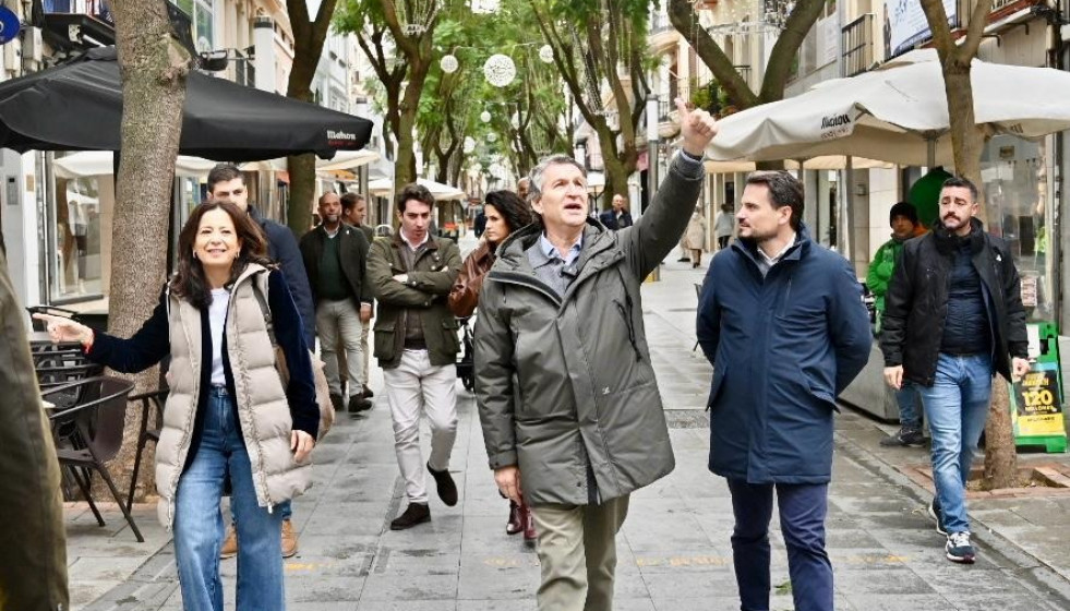 El presidente del PP, Alberto Núñez Feijóo, visita las calles del centro de Don Benito, junto al secretario general del PP de Extremadura, Abel Bautista, y la alcaldesa
