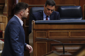 Archivo - El portavoz de ERC en el Congreso, Gabriel Rufián, pasa junto al presidente del Gobierno, Pedro Sánchez, durante el debate de la quinta prórroga del estado de alarma que se celebra este m