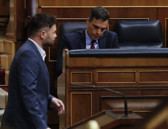 Archivo - El portavoz de ERC en el Congreso, Gabriel Rufián, pasa junto al presidente del Gobierno, Pedro Sánchez, durante el debate de la quinta prórroga del estado de alarma que se celebra este miércoles en el Congreso de los Diputados, en Madrid (Españ