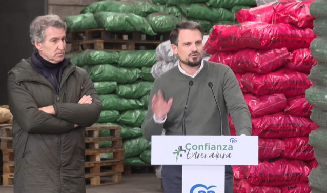 El secretario general del PP de Extremadura, Abel Bautista, junto a Feijóo tras visitar una carbonera en Zahínos