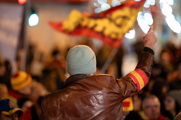 Archivo - Una hombre rodeado de banderas españolas en Ferraz en una convocatoria promovida por Revuelta.