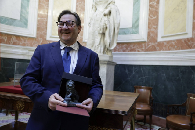 El periodista de Europa Press Javier Calvo recibe el Premio Josefina Carabias