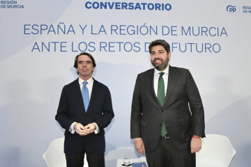 El expresidente del Gobierno, José María Aznar, y el presidente del Partido Popular en la Región de Murcia, Fernando López Miras