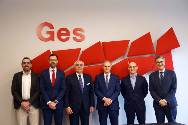 Archivo - Representantes de Denarius y de Grupo GES durante la firma del acuerdo para que Denarius distribuya los seguros del grupo asegurador en el sector de salud.