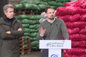 El secretario general del PP de Extremadura, Abel Bautista, junto a Feijóo tras visitar una carbonera en Zahínos