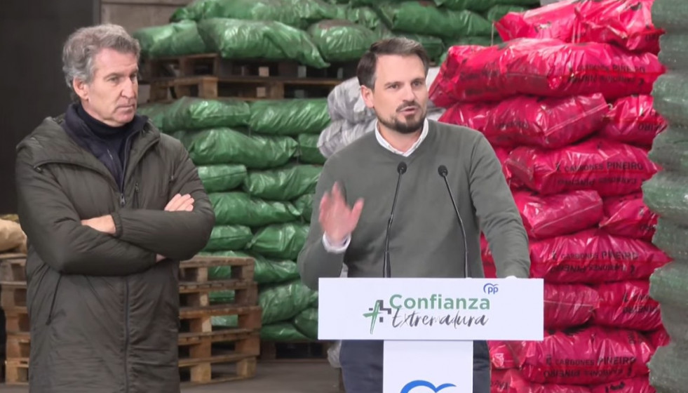 El secretario general del PP de Extremadura, Abel Bautista, junto a Feijóo tras visitar una carbonera en Zahínos