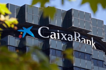 Archivo - Oficina de CaixaBank.