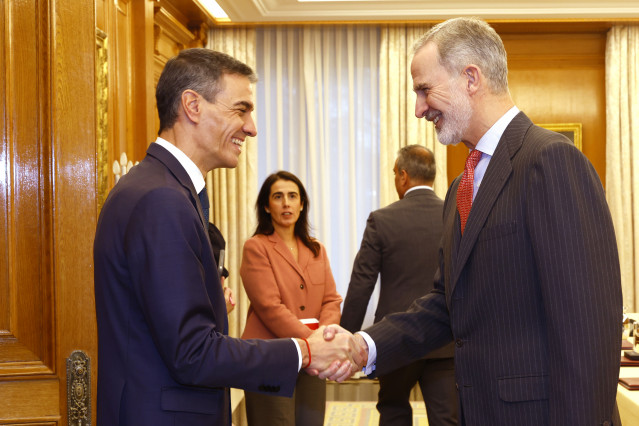 Sánchez apela a la unión público-privada tras el nuevo Plan para 2026 de la Fundación Carolina que incluye 736 becas