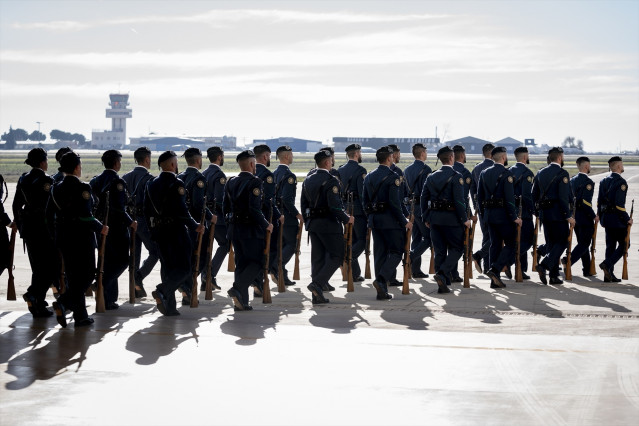 Archivo - Militares españoles durante los actos de conmemoración del XXV aniversario del empleo de cabo mayor, en la Base Aérea de Cuatro Vientos, a 5 de diciembre de 2024, en Madrid (España).    A. Pérez Meca / Europa Press 05/12/2024