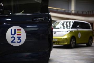 Archivo - Vehículos Comerciales de Volkswagen con el logo de la Presidencia española del Consejo de la UE.
