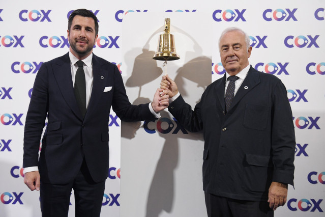 Archivo - Uno de los accionistas de Cox Alberto Zardoya, de la familia que fundó el grupo de ascensores Zardoya (i) y el CEO de Cox, Enrique Riquelme (d), tocan la campana durante la ceremonia de salida a Bolsa de Cox, en el Palacio de la Bolsa de Madrid,
