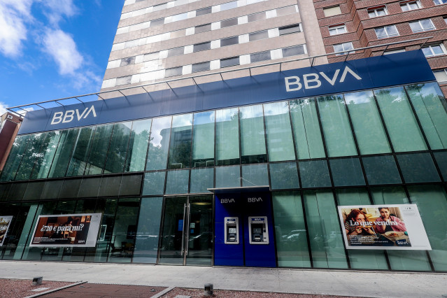 Archivo - Una sucursal del BBVA