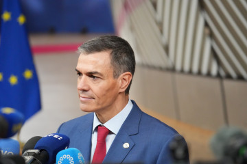 Archivo - El presidente del Gobierno, Pedro Sánchez, atiende a los medios a su llegada a la reunión del Consejo Europeo, a 23 de octubre de 2025, en Bruselas (Bélgica). El Consejo Europeo tratará 
