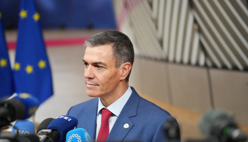 Archivo - El presidente del Gobierno, Pedro Sánchez, atiende a los medios a su llegada a la reunión del Consejo Europeo, a 23 de octubre de 2025, en Bruselas (Bélgica). El Consejo Europeo tratará 