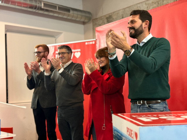El portavoz del PSOE en el Congreso de los Diputados, Patxi López, en un acto en Navalmoral de la Mata junto al secretario provincial del PSOE, Álvaro Sánchez Cotrina