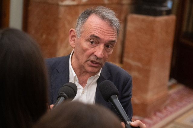 El diputado de Sumar, Enrique Santiago, durante una sesión plenaria en el Congreso, a 11 de diciembre de 2025, en Madrid (España).