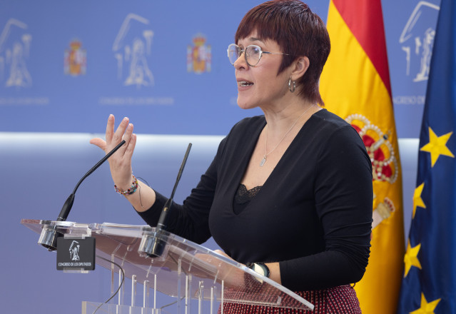 Archivo - La diputado de Compromís Àgueda Micó durante una rueda de prensa en el Congreso de los Diputados.