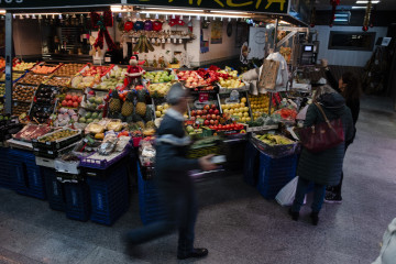 Archivo - Compras antes de la cena de Nochebuena.