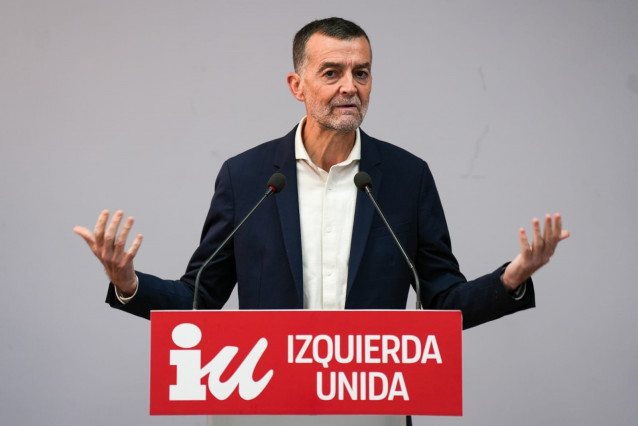 El coordinador federal de IU, Antonio Maíllo, interviene en una rueda de prensa en la sede de la formación en Sevilla.