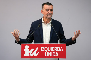 El coordinador federal de IU, Antonio Maíllo, interviene en una rueda de prensa en la sede de la formación en Sevilla.