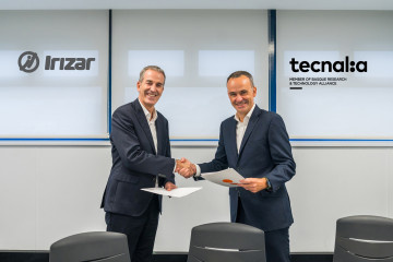 Archivo - Firma de un acuerdo entre Irizar y Tecnalia