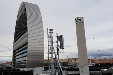 Archivo - Antena para cobertura 5G instalada en Ciudad BBVA por Telefónica