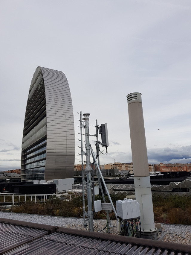 Archivo - Antena para cobertura 5G instalada en Ciudad BBVA por Telefónica