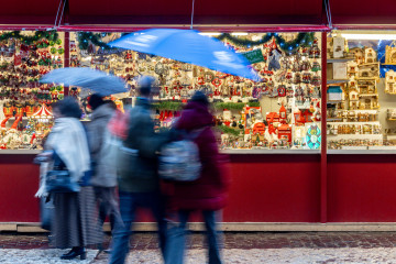 Tradicional mercado de navidad, en la Plaza Mayor, a 10 de diciembre de 2025, en Madrid (España)