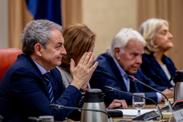 Los expresidentes del Gobierno José Luis Rodríguez Zapatero (1i) y Felipe González (2d), y la presidena del Congreso, Francina Armengol (2i