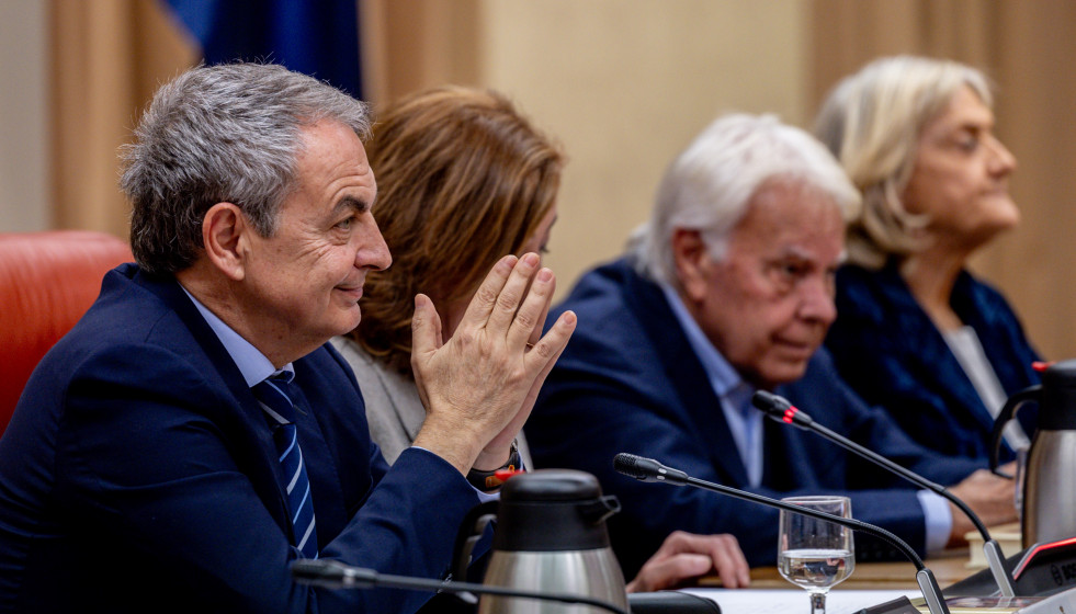 Los expresidentes del Gobierno José Luis Rodríguez Zapatero (1i) y Felipe González (2d), y la presidena del Congreso, Francina Armengol (2i