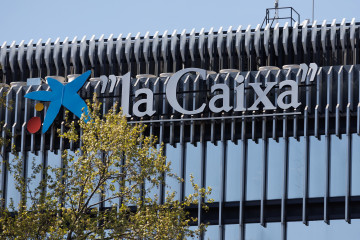 Archivo - Fachada del edificio de CaixaBank, en Madrid (España)