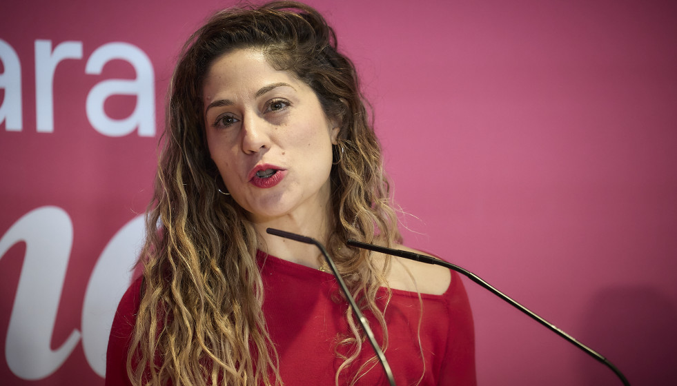 La coordinadora general de Sumar, Lara Hernández, durante la conferencia política de Sumar, en el Colegio Oficial de Aparejadores y Arquitectos Técnicos de Madrid, a 22 de noviembre de 2025, en Mad