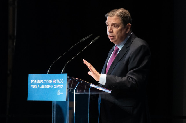 El ministro de Agricultura, Luis Planas, durante la clausura el acto de 'Avanzando en el Pacto de Estado frente a la Emergencia Climática' en el Círculo de Bellas Artes, a 17 de diciembre de 2025, en Madrid (España).