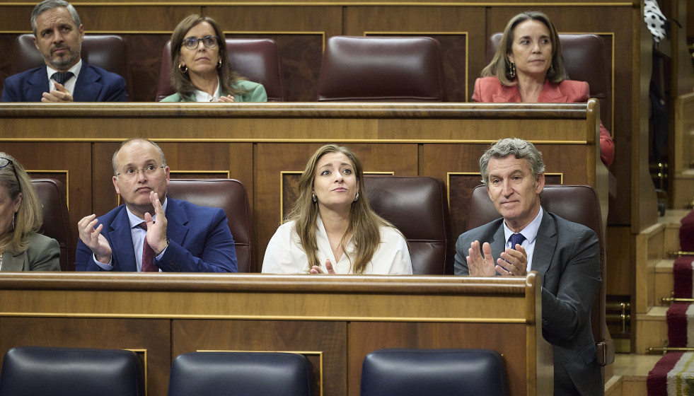Archivo - El secretario general del PP, Miguel Tellado, la portavoz del PP en el Congreso, Ester Muñoz; y el presidente del Partido Popular, Alberto Núñez Feijóo; durante una sesión plenaria en e