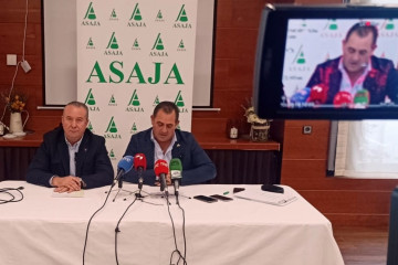 El presidente de Asaja Salamanca Juan Luis Delgado (d) y el de Castilla y León, Donaciano Dujo (i).