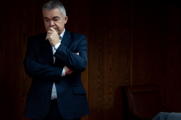 El ex secretario de Organización del PSOE Santos Cerdán a su llegada a la Comisión de Investigación del ‘caso Koldo’, en el Senado, a 17 de diciembre de 2025, en Madrid (España). Cerdán comp