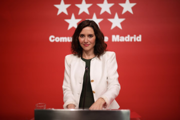 La presidenta de la Comunidad de Madrid, Isabel Díaz Ayuso, durante una rueda de prensa tras la reunión del Consejo de Gobierno, en la Real Casa de Correos, a 17 de diciembre de 2025, en Madrid (Esp