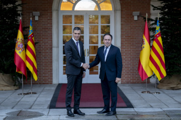 El presidente del Gobierno, Pedro Sánchez (i), y el presidente de la Generalitat valenciana, Juanfran Pérez Llorca (d), durante una reunión, en el Palacio de La Moncloa, a 17 de diciembre de 2025, 