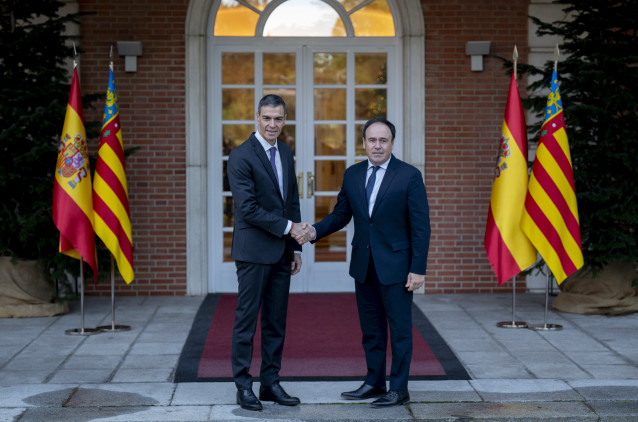 El presidente del Gobierno, Pedro Sánchez (i), y el presidente de la Generalitat valenciana, Juanfran Pérez Llorca (d), durante una reunión, en el Palacio de La Moncloa, a 17 de diciembre de 2025, en Madrid (España).